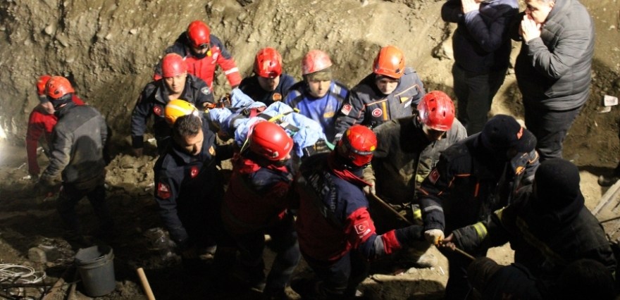 <p>Oğlunun düşmesiyle arkasından kuyuya atlayan baba ve oğuldan 10 saatlik arama kurtarma çalışması sonucunda acı haber geldi.</p><p> </p>