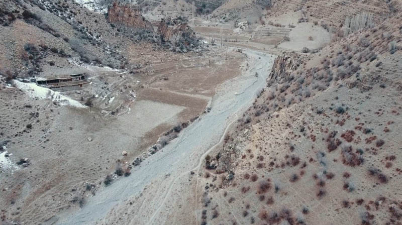 <p>Erzurum'un Uzundere ilçesindeki Prasaor (halk dilinde Paysor) mevkii, binlerce yıllık medeniyete ev sahipliği yapmış bir bölge olarak kayıtlara geçiyor. Keşfedilmeyi bekleyen bölgede hangi medeniyetlerin yaşadığı tam olarak bilinmiyor.</p>