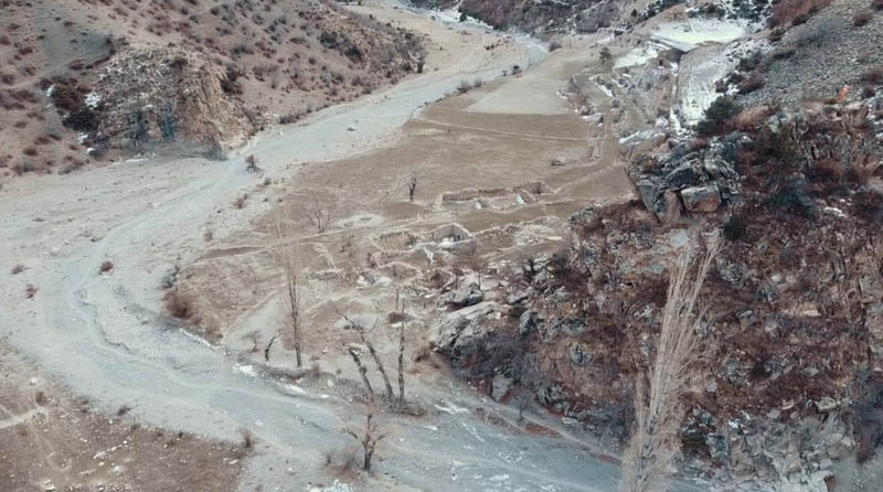 <p>Bölgede 1 kilise, 1 kale, yüzlerce eski yerleşim yeri, binlerce mezar, gıdaların korunması için yer altına inşa edilmiş mahzenler, su gözeleri, asırlık kara dur ağaçları ve <strong>çok eski döneme ait küp kalıntıları bulunuyor.</strong></p>