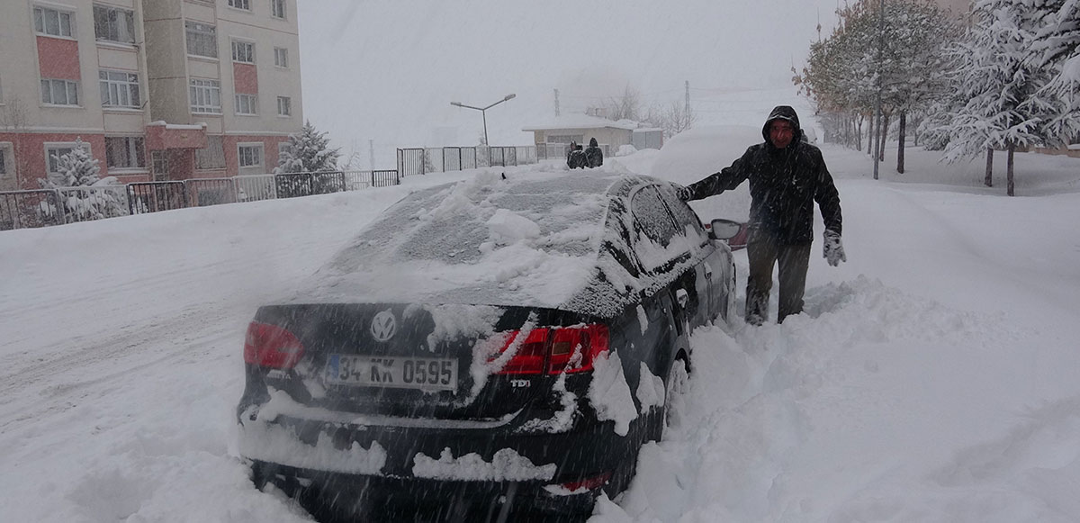 <p>Van'da kar nedeniyle 34 mahalle ile 22 mezra olmak üzere toplam 56 yerleşim yerine ulaşım sağlanamıyor.</p>