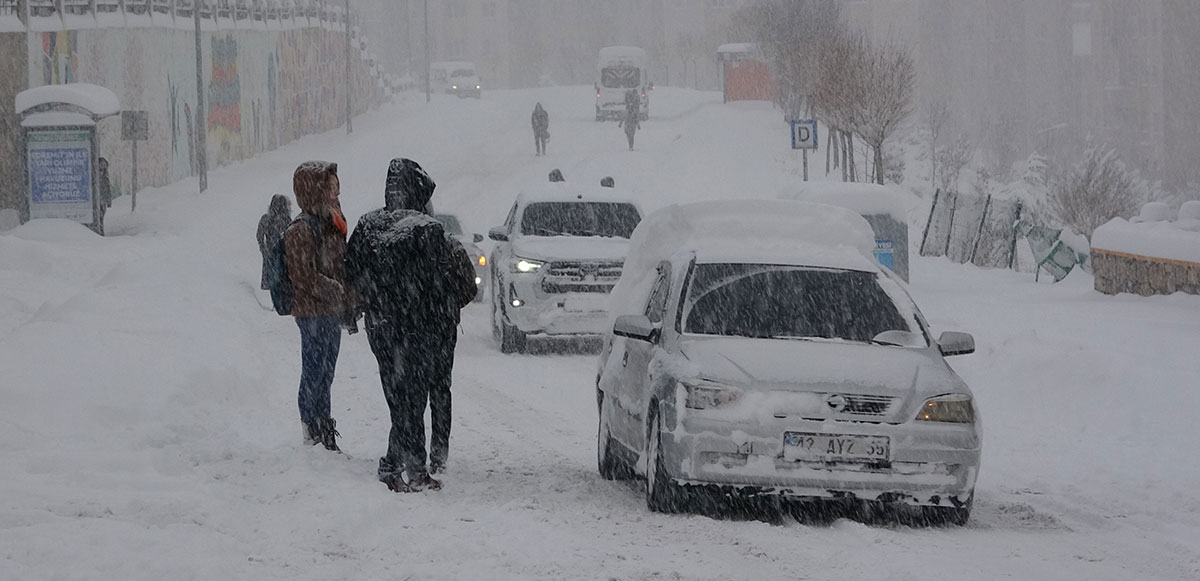 <p>Bölge genelinde havanın çok bulutlu; Van, Bitlis ve Hakkari’de aralıklı kar yağışı olmasının tahmin edildiğini ifade eden Meteoroloji 14. Bölge Müdürlüğü yetkilileri özellikle sabah ve gece saatlerinde buzlanma ve don olayı ile yer yer sis ve pus hadisesi konusunda uyarılarını yenilediler.</p><p> </p>