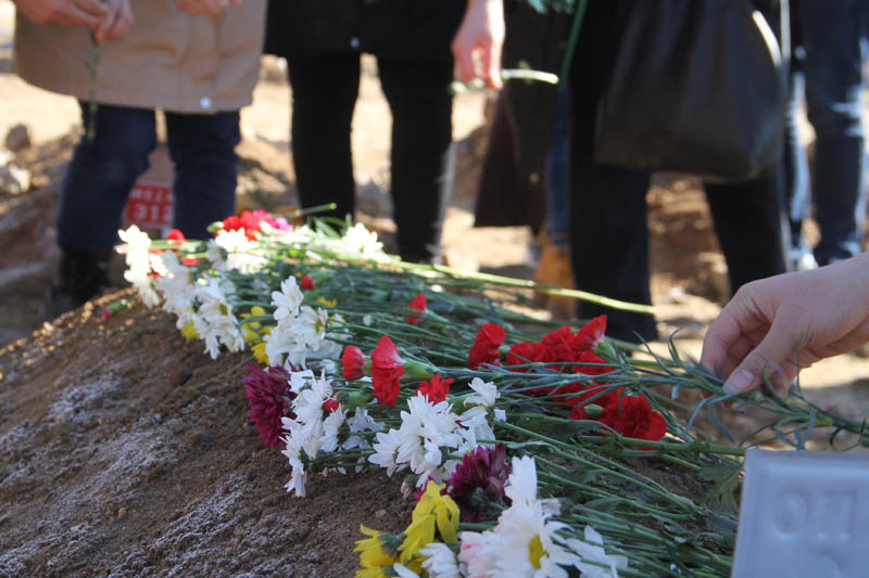 <p><strong>Çocuğun midesinden PEG ile beslenmesine devam edildi. Tedavisi sırasında hastanede hayatını kaybeden talihsiz kızın ailesi, cenazeyi kabul etmedi.</strong></p>