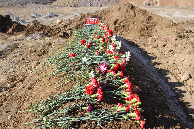 <p>Bunun üzerine morgdan alınan cenaze, Elazığ'daki kimsesizler mezarlığına defnedilmek üzere yola çıkarıldı.</p>