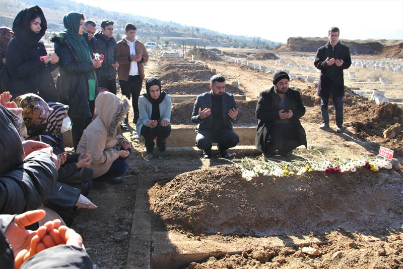 <p>Annesinin kabul etmediği küçük kızın mezarının başında Kur’an-ı Kerim okunarak, dualar edildi.</p>