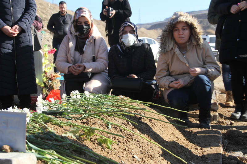 <p>Ardından Dernek Başkanı ve üyeleri kızın mezarına karanfil bırakarak her zaman kimsesiz, muhtaç ve zor durumda olanların yanında olduklarını kaydetti.</p>