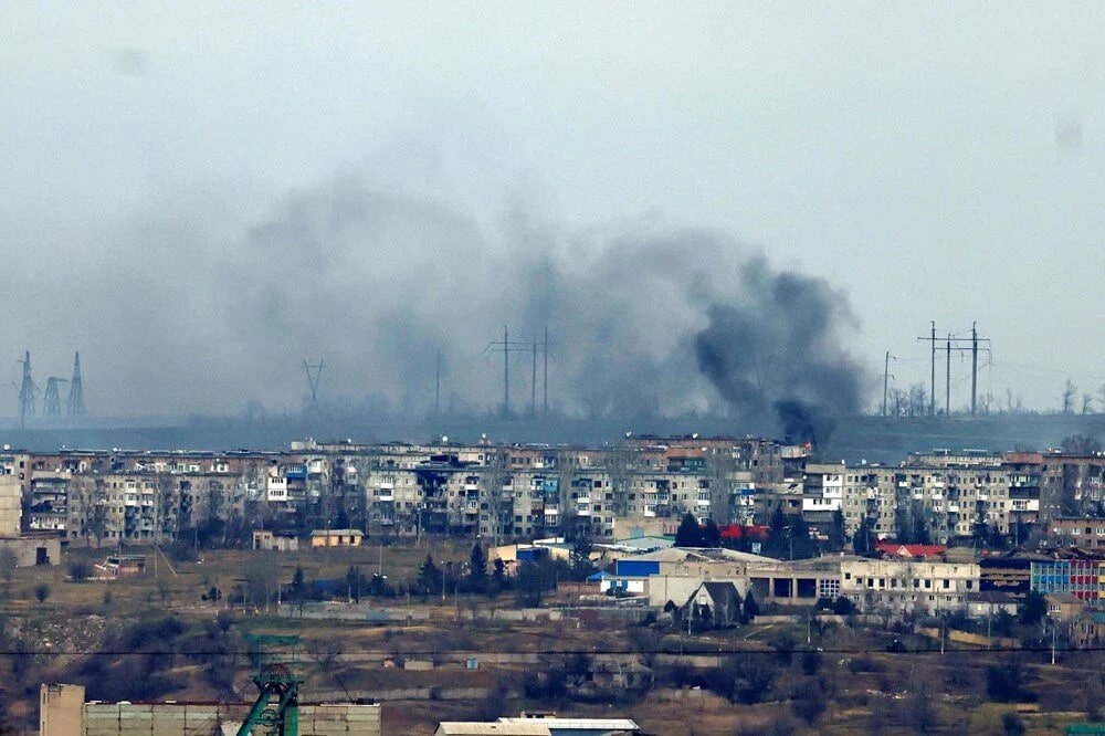 <p>Soledar, Ukrayna askerlerine silah, askeri teçhizat ve mühimmat tedarik edilen büyük bir ulaşım merkezi olan doğu Ukrayna'daki stratejik Bakhmut şehrinin yakınında bulunuyor.</p>