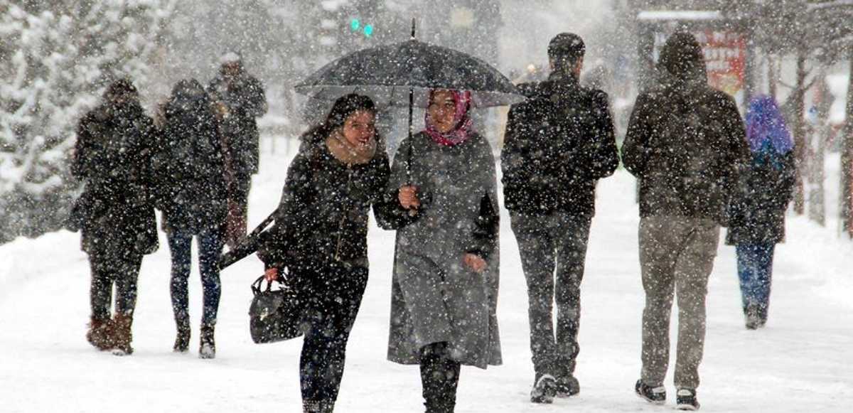 <p>İstanbul'da yaşayan vatandaşların kar hasteri ise sürerken ilk karın megakente ne zaman yağacağı merak konusu oldu. NTV Meteoroloji Uzmanı Dilek Çalışkan, canlı yayında yaptığı açıklamada megakentte kar yağışı için tahmin verdi. Çalışkan, 