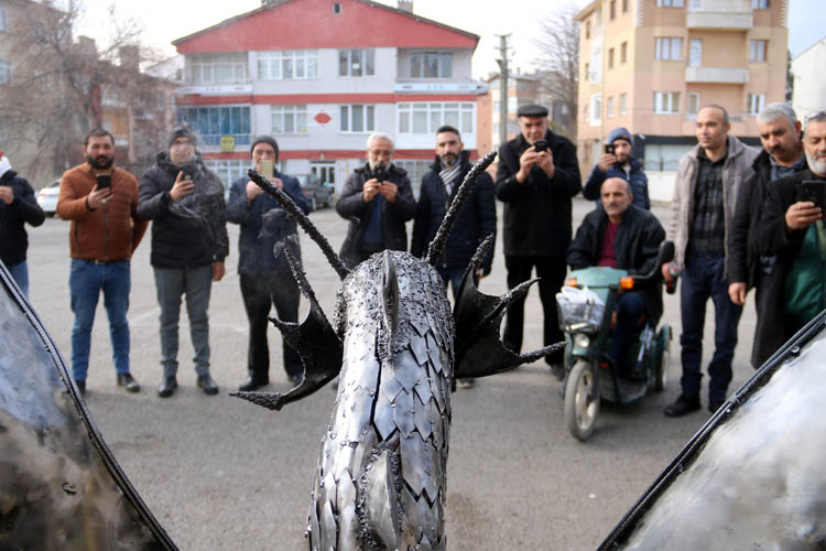 <p>Doğan, figürü maddi imkansızlıklar içerisinde yaptığını ve atölyesini geliştirmek için destek beklediğini ifade ederek, “Eğer bir destek gelirse ben bu sanatı daha uç noktalara çekmek istiyorum. Devlet büyüklerimden yer tahsisi konusunda destek bekliyorum. Ben bu çalışmayı çok kısıtlı imkânlarla yaptım. Genellikle sac malzeme kullandım. Sadece ayakları 2 bine yakın parçadan oluşuyor. Hepsini tek tek el makasıyla beden gücü kullanarak kestim. Bir kaynak makinem ve spiralim var. Başka profesyonel takım olarak ekipmanım yok