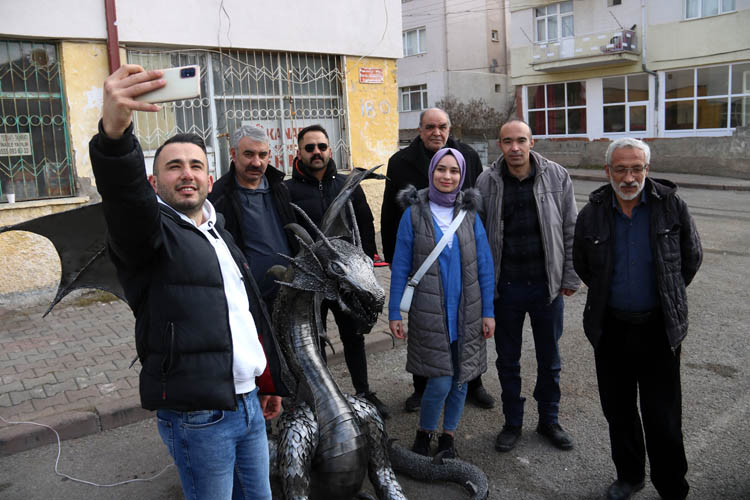 <p>Mahalle esnaflarından Selahattin Ateş, figürün yapım aşamasında sürekli merak ederek bakmaya gittiklerini ifade ederek, “Ejderhayı görünce çok şaşırdım. İbrahim arkadaşımız gayet başarılı ve sabırlı birisi. Bu iş gerçekten çok sabır istiyor. İbrahim bu figürü yaparken bizde ne aşamada olduğunu görmek için 2 saate bir bakmaya geldik. Bazen arkadaşlarımızın çocuklarına bak ejderha sizi yer diye şakalarda yapıyoruz. Arkadaşımda başarılar diliyorum. Gerekli imkânlar sağlandığı zaman çok iyi işler yapacağına inanıyorum” diye konuştu.</p>