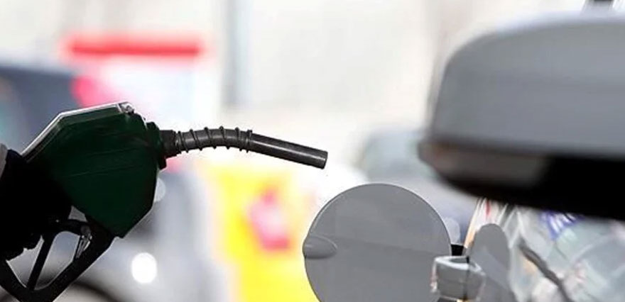 <p>Benzine yapılan 67 kuruşluk zam ile litre fiyatı 20 lirayı aştı.</p>