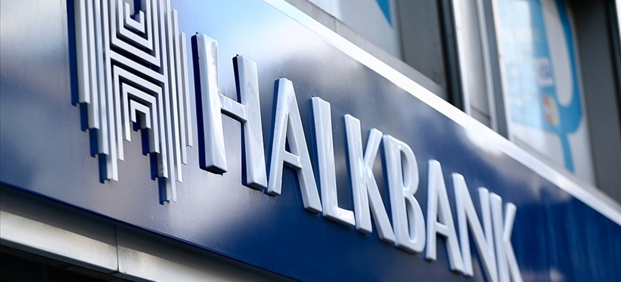 <h3>HALK BANKASI GÜNCEL EMEKLİ MAAŞ PROMOSYON TUTARI</h3><p>3.500 TL altında emekli aylığı alanlara 3.000 TL,</p><p>3.500-7.499 TL arasında emekli aylığı alanlara: 3.500 TL,</p><p>7.500-9.999 TL arasında emekli aylığı alanlara: 4.500 TL,</p><p>10.000 TL ve üzeri emekli aylığı alanlara: 5.000 TL tutarında promosyon ödemesi yapılıyor.</p>