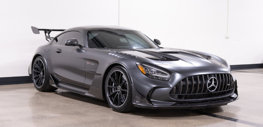 <p>Mercedes, ultra lüks Mercedes AMG GT Black modeliyle kendine hayran bıraktı. Mercedes'in özel müşterileri için sınırlı sayıda ürettiği otomobil, hızı, sahip olduğu diğer özellikler ve tasarımıyla göz kamaştırdı.</p>