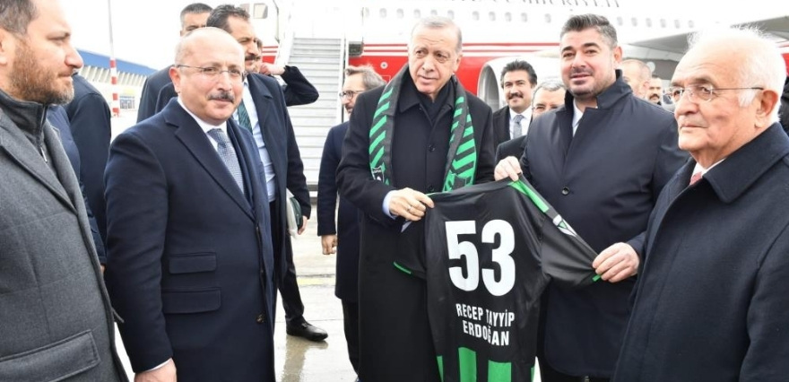 <p>Cumhurbaşkanı Recep Tayyip Erdoğan, 29 Ekim Bulvarı'nda Denizli Çevre Yolu 2.Kısım ve Honaz Tüneli, TOKİ 1449 Konut 50 Dükkan, Denizli İçme Suyu Arıtma Tesisi ile yapımı tamamlanan diğer projelerin toplu açılış törenini gerçekleştirdi.</p>