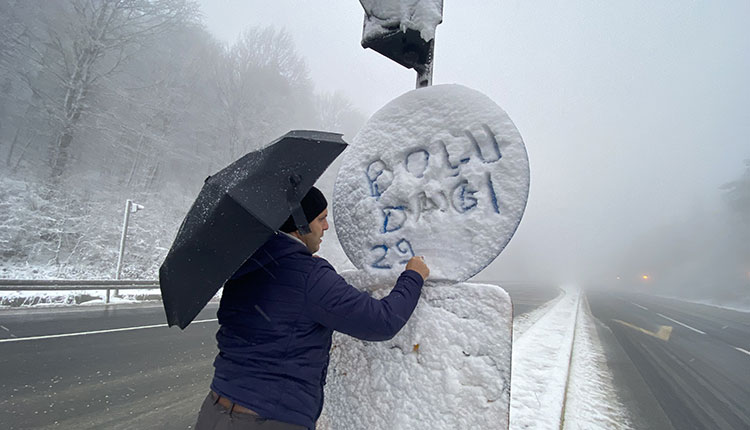 <p>Anadolu Otoyolu ve D-100 kara yolunun Bolu Dağı kesiminde kar yağışı devam ediyor.</p>