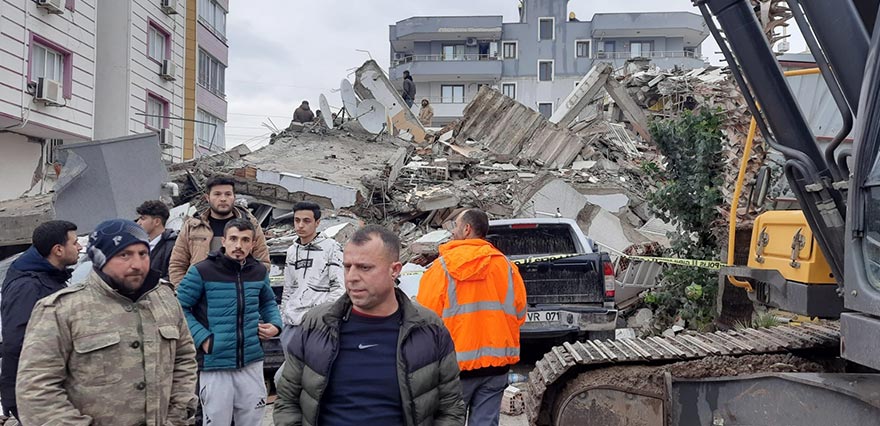 <p>Kentte deprem dolayısıyla devlet hastanelerinin yanı sıra çok sayıda kamu kurumu da zarar gördü.</p>