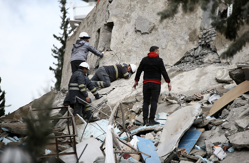 <p>Doğu Anadolu Fayı, Ölü Deniz Çatlağı'nın kuzey ucundaki Maraş Üçlü Bitişmesi ile başlayıp Kuzey Anadolu Fayı ile birleştiği Karlıova Üçlü Bitişmesi'nde kuzeydoğu yönünde son bulur.</p>