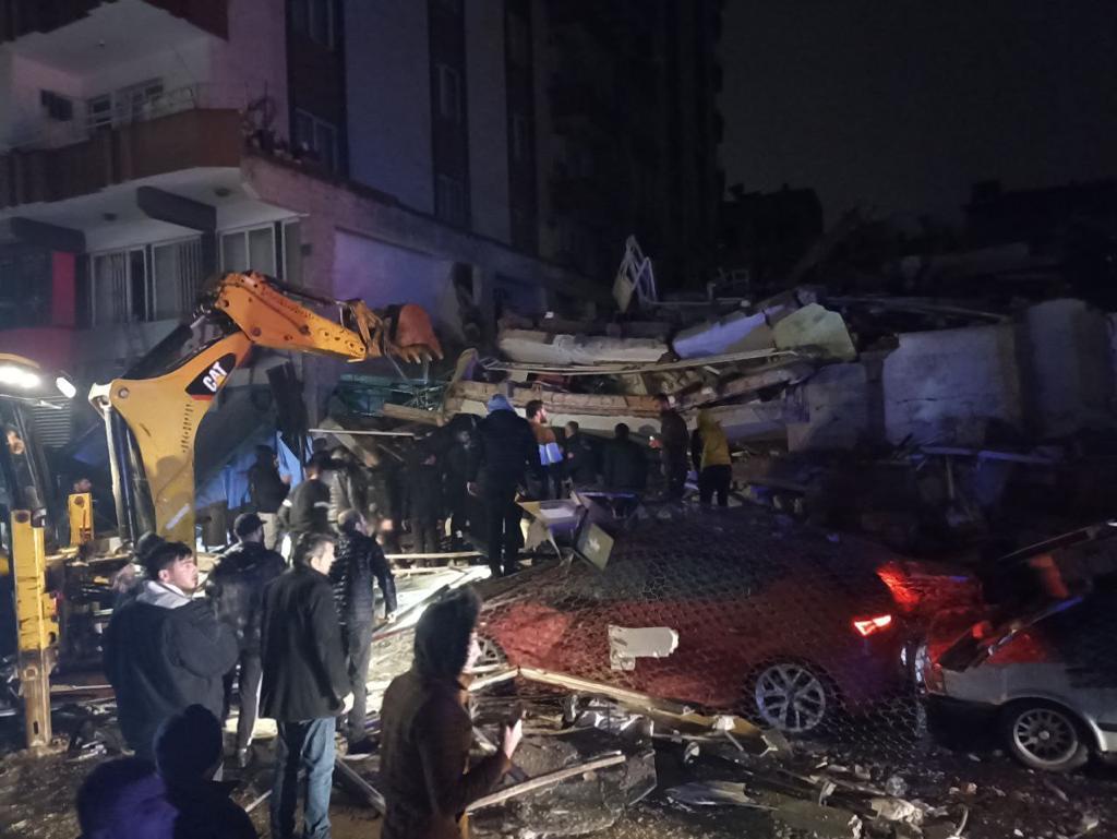 <p>Deprem bölgedeki birçok ilde hissedildi. Kahramanmaraş'ta binalar yıkıldı. </p>