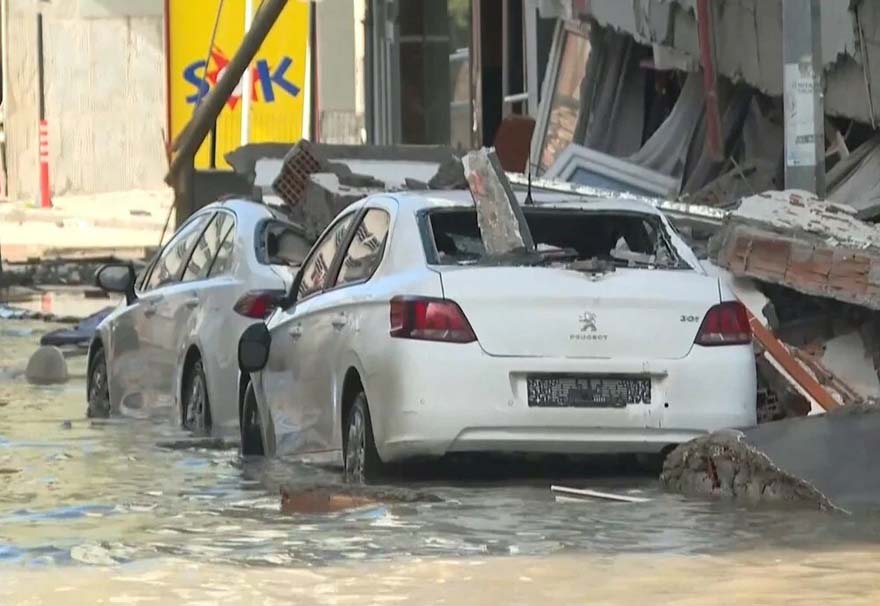 <p>Su seviyesinin araçların tekerlek hizasına geldiği bölgede, trafik yoğunluğu da oluştu.</p>