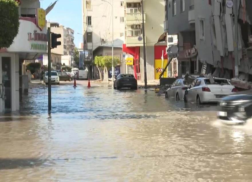 <p>Sürücüler yolda ilerlemekte güçlük çekerken trafik polisi de araçları alternatif güzergahlara yönlendiriyor.</p>