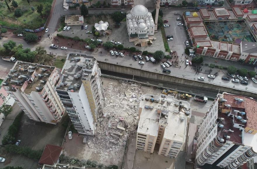 <p>Depremde vefat edenlerşn isimleri ve kimlikleri ile ilgili valiliklerden hali hazırda resmi bir açıklama gelmedi. Veriler valilikler tarafından paylaşıldığı anda haberimizde yerini alacak.</p><p>Depremde hayatını kaybeden kişilerle ilgili AFAD açıklama yaptı.</p><p><strong>AFAD'ın açıklaması şu şekilde; </strong></p><p>6 Şubat 2023 tarihinde merkez üssü Kahramanmaraş’ın Pazarcık ilçesi, ardından Elbistan ilçesi olan ve çevre illerimizde de yıkıcı şekilde hissedilen depremler sonrasında ülke olarak teyakkuz halinde arama/kurtarma çalışmaları devam etmektedir.</p><p>Bu depremlerin ortaya çıkardığı yıkıcı etki nedeniyle hayatını kaybeden vatandaşlarımızın en hızlı bir şekilde kimliklendirilmesi ve naaşlarının yakınlarına ivedi bir şekilde teslim edilmesi büyük önem arz ettiğinden kimliklendirme ve defin hizmetleri konusunda yeknesaklığın sağlanması için Adalet Bakanlığı ile koordinasyon içinde İçişleri Bakanlığının 07.02.2023 tarih ve 46697 sayılı yazısı ile ilgili valilikler ve kurum/kuruluşlar talimatlandırılmıştır.</p><figure class=