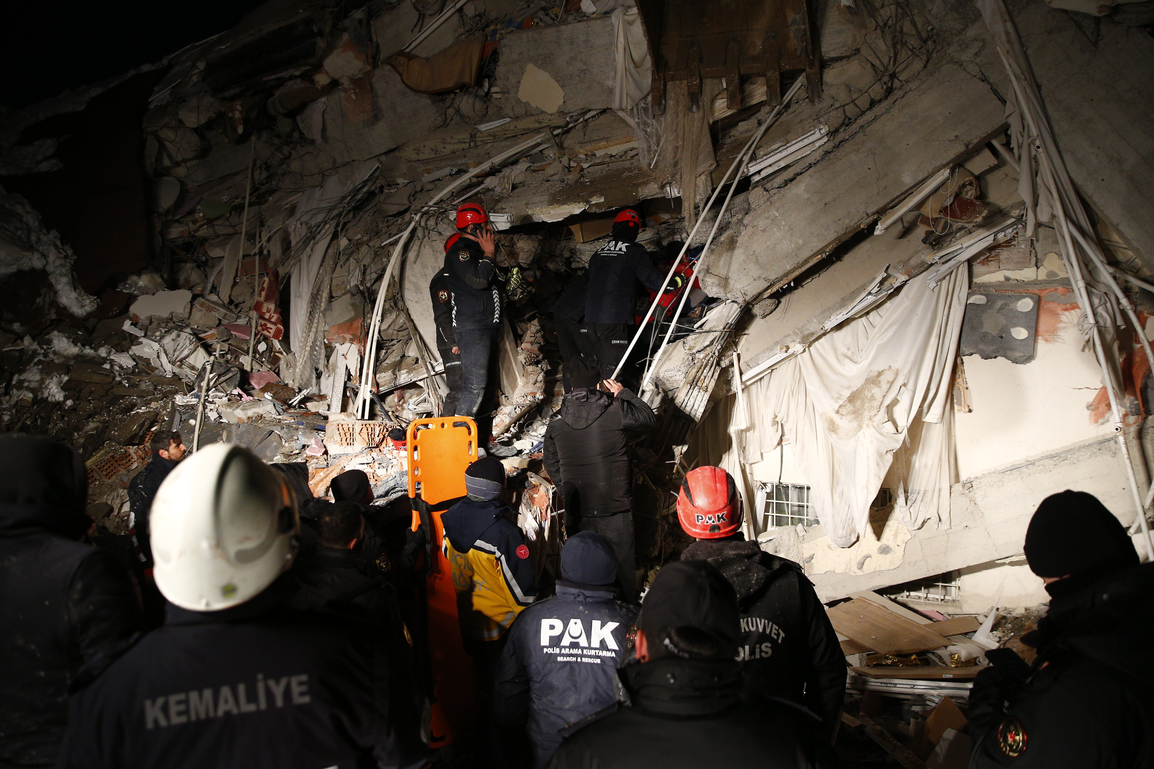 <p>Kahramanmaraş'ın Pazarcık ilçesinde saat 04.17'de 7,7 büyüklüğünde bir depremin ardından saat 13.24'te 7,6 şiddetinden bir deprem daha meydana geldi. Gaziantep, Adıyaman, Hatay, Diyarbakır, Mersin ve birçok ilde hissedilen şiddetli sarsıntının ardından çok sayıda artçı meydana geldi. </p>