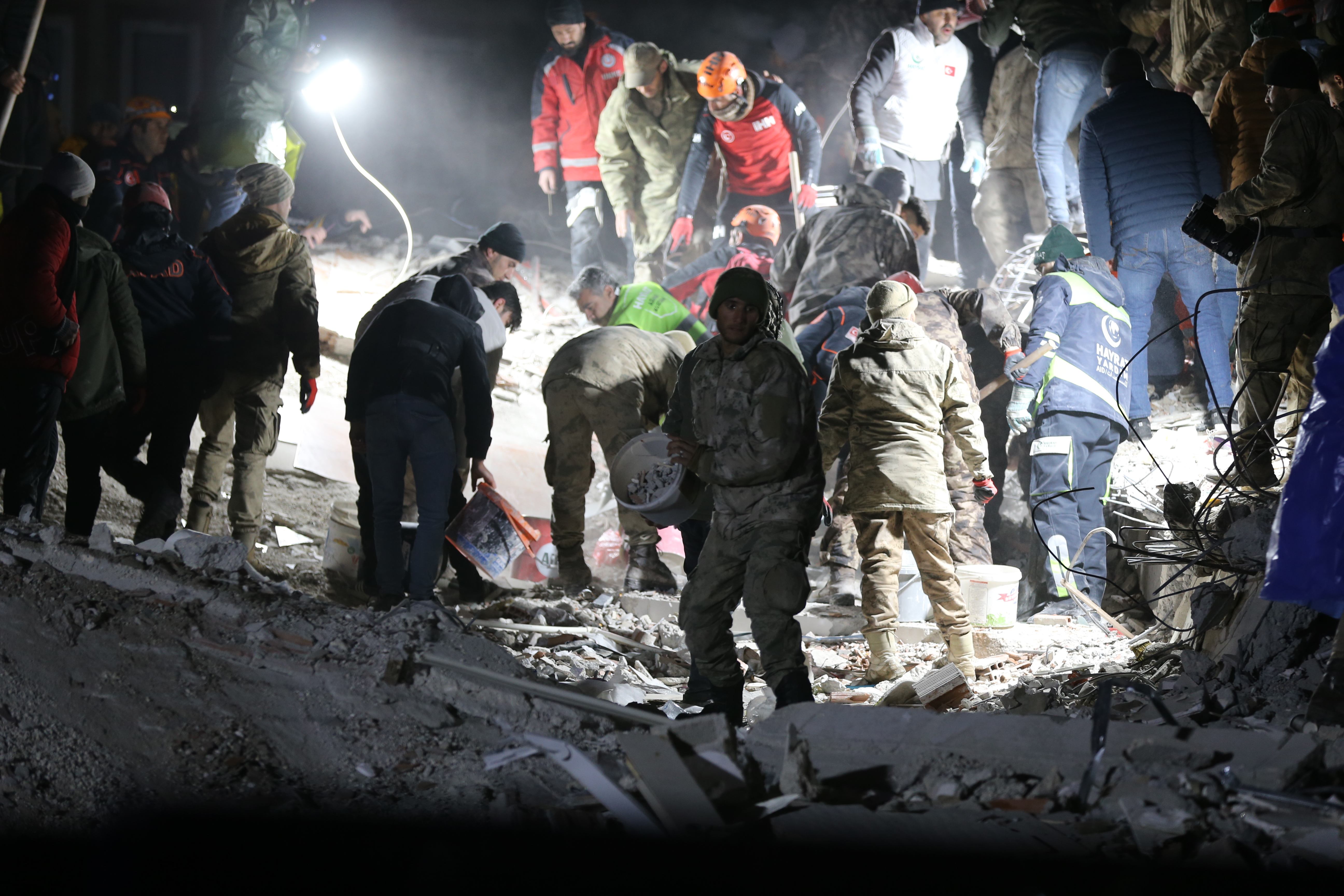 <p>Güneydoğu Anadolu Bölgesi'nde peş peşe gelen depremler tüm Türkiye'yi hüzne boğarken ünlü isimler bölgeye yardım için seferber oldu.  </p>