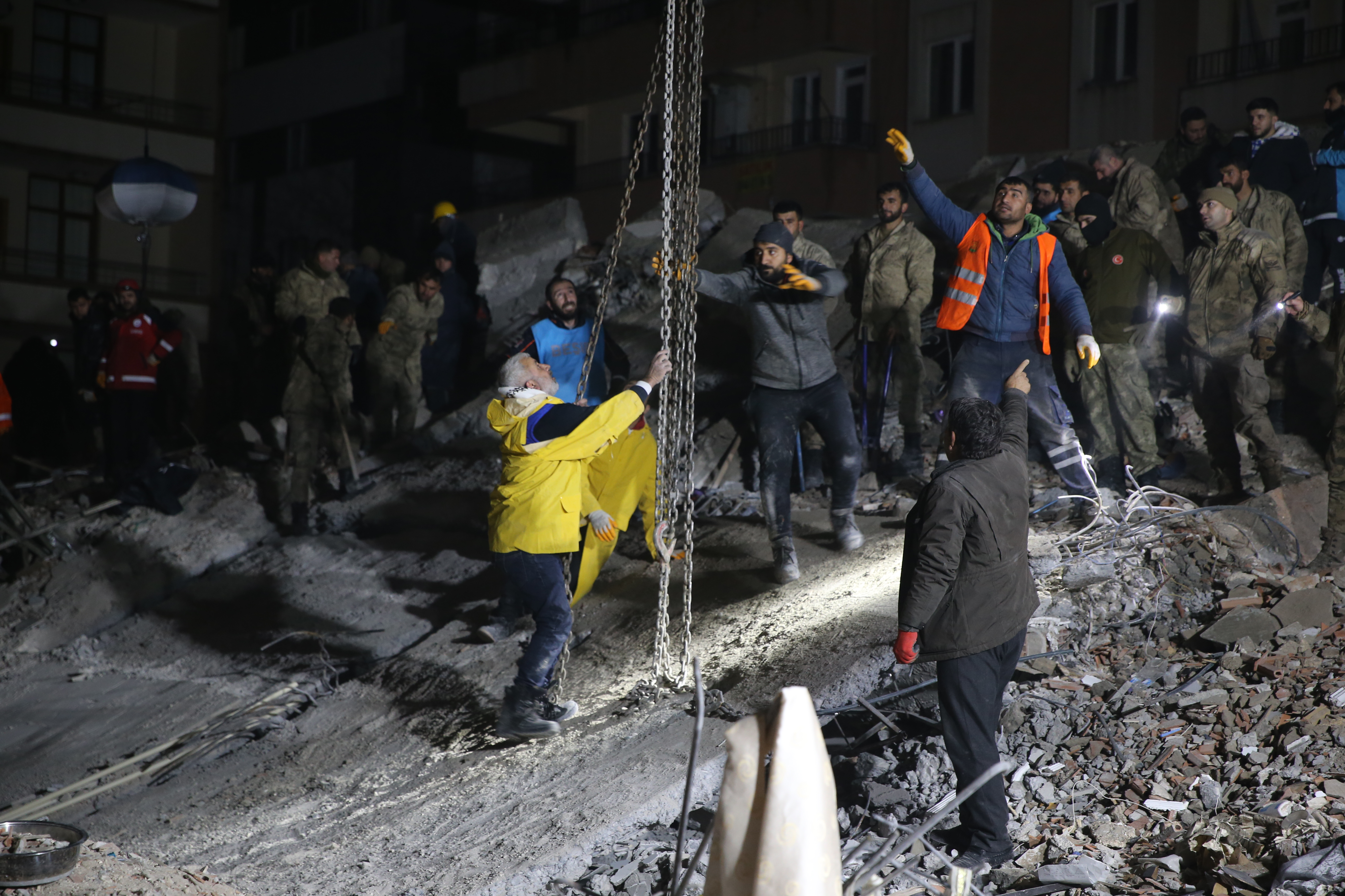 <p>Ünlü isimlerin yaptığı büyük yardımları sosyal medya hesabından paylaşan Haluk Levent, toplanan miktarı duyurdu.  </p>