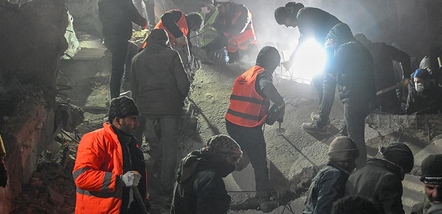 <p>Kahramanmaraş’taki 7.7 ve 7.6’lık depremin ağır hasara yol açtığı Adıyaman’da çalışmalar hız kesmeden gece boyunca sürdü.</p>