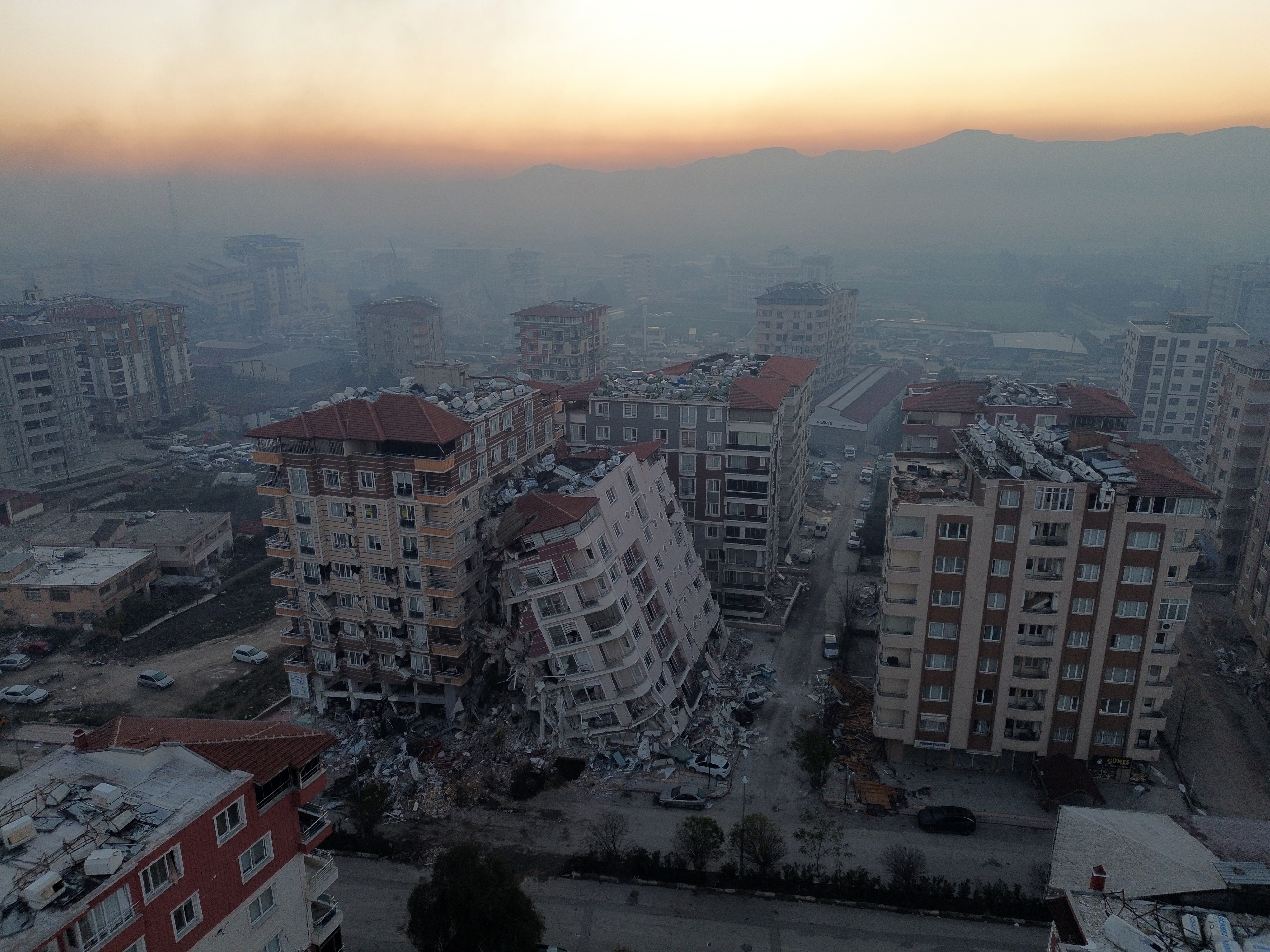 <p>Deprem, Hatay'da büyük yıkıma yol açtı. Viraneye dönen şehrin görüntüleri ise adeta yürekleri sızlattı.</p>