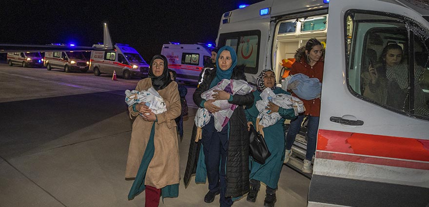 <p>Yıkılan binadan çıkan ve refakatçisi olmayan bebekler Ankara’ya sevk edildi. </p>