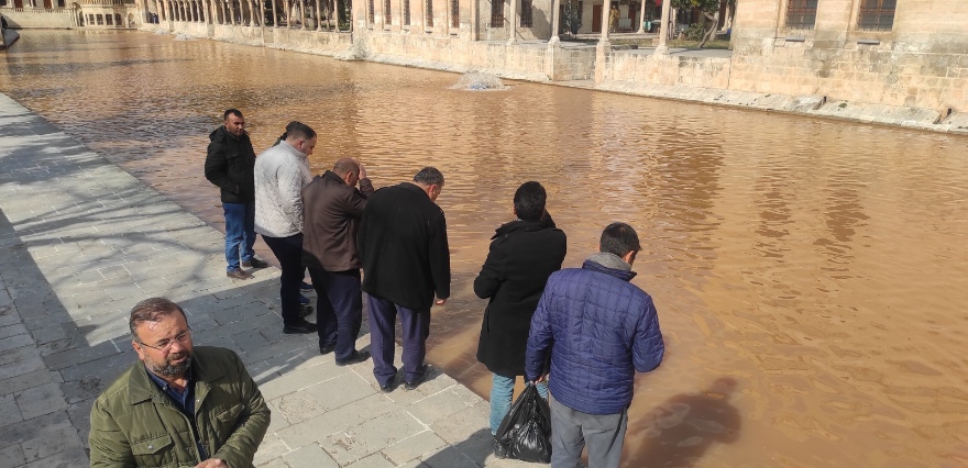 <p>Depremin ardından Şanlıurfa'da 170 kişi hayatını kaybederken, 2 bin civarında vatandaş ise yaralandı.</p>