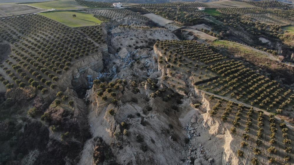 <p>Oluşan dev yarık dron ile havadan da görüntülendi. Bazı vatandaşlar deprem sırasında büyük bir patlama sesi duyduklarını aynı bölgede yine yeşil ışık gördüklerini söyledi.<br /><br /></p>