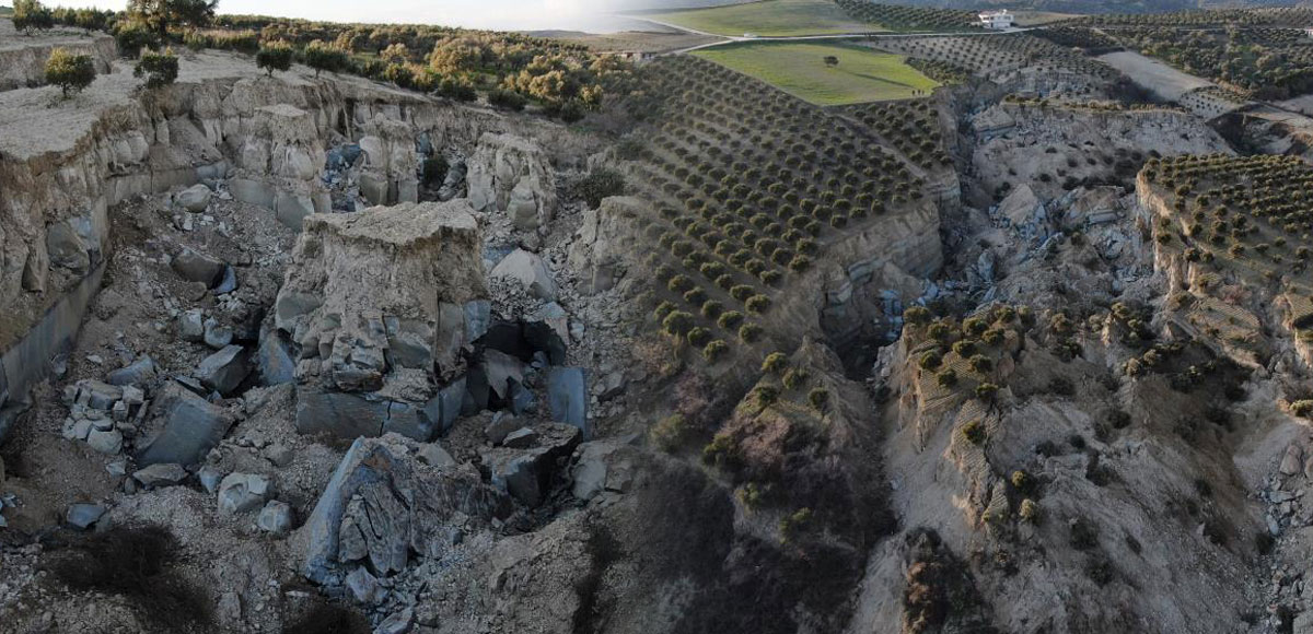 <p>Kahramanmaraş merkezli depremler sonrasında Hatay Altınözü İlçesi’ne bağlı Tepehan Köyünde 35 dönümlük zeytin bahçesini ortadan ikiye bölen yarık oluştu. Yaklaşık 30 metre derinliğinde 200 metre genişliğindeki çukur vatandaşları ise tedirgin etti. </p>