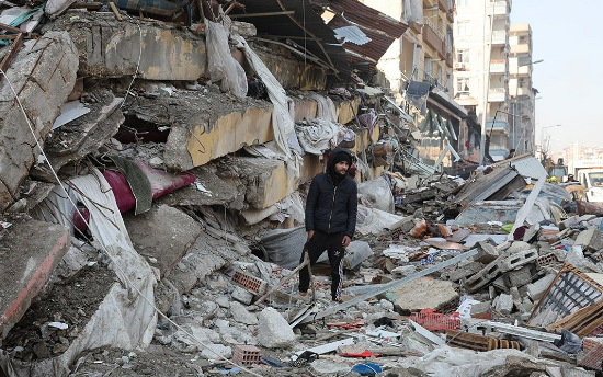 <p>Türkiye 6 Şubat sabahına Kahramanmaraş'taki 7.7 ve7.6 büyüklüğündeki deprem felaketiyle uyandı. Türkiye'nin Güney'inde etkili olan bu sarsıntı binlerce on binlerce kişinin ölümü ile sonuçlandı. AFAD'ın açıkladığı son bilgilere göre, ölü sayısı 21 bini aşarken arama kurtarma çalışmaları ise canhıraş devam ediyor.</p>