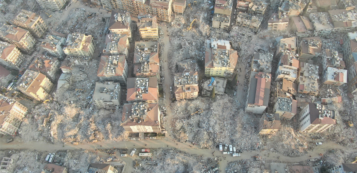 <p>Kahramanmaraş merkezli deprem felaketinin 8’inci gününde arama kurtarma çalışmalarının sürdüğü Hatay’da ortaya çıkan yıkım dron ile görüntülendi. Harabeye dönen şehrin üzerini toz bulutu kapladı.</p>