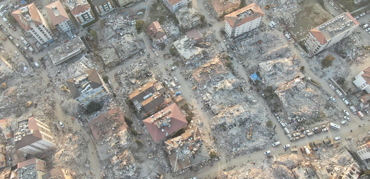 <p>İki büyük depremin ardından arama kurtarma çalışmalarının devam ettiği Hatay'da ortaya çıkan korkunç yıkım dron ile görüntülendi.</p>