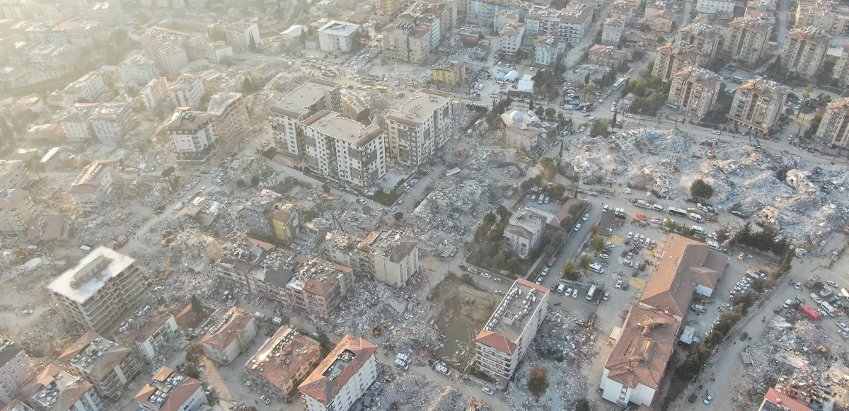 <p>Deprem felaketinin 8'inci gününde Antakya'da çekilen dron görüntülerine, insanların ve ekiplerin enkaz çevresindeki kurtarma çalışmaları ve oluşan yoğunluk yansıdı.</p>