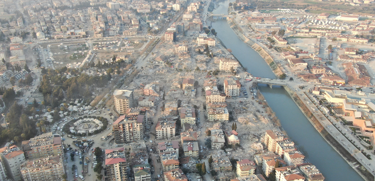 <p>Bölgede arama kurtarma çalışmaları devam ediyor. Şehrin sokak ve caddelerinin enkaz alanına dönüştüğü görüldü.</p>