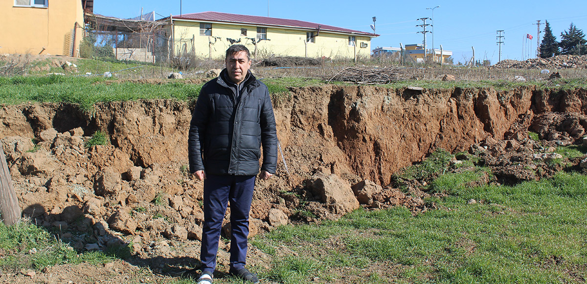 <p> Fevzipaşa Mahallesi’nden başlayan ve şimdilik tespit edilen 12 kilometrelik fay hattı, İslahiye Devlet Hastanesi bahçesinden arazilere ulaşan çatlağa neden oldu.</p>