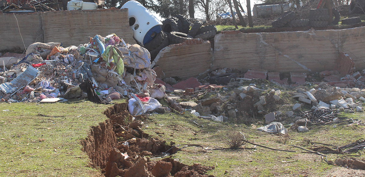 <p>Kahramanmaraş Pazarcık merkezli 7.7, Elbistan merkezli 7.6 şiddetindeki depremlerde Gaziantep’in İslahiye ilçesinden geçen fay hattı, geçtiği 12 kilometrelik güzergah boyunca çevresini savaş alanına çevirdi.</p>