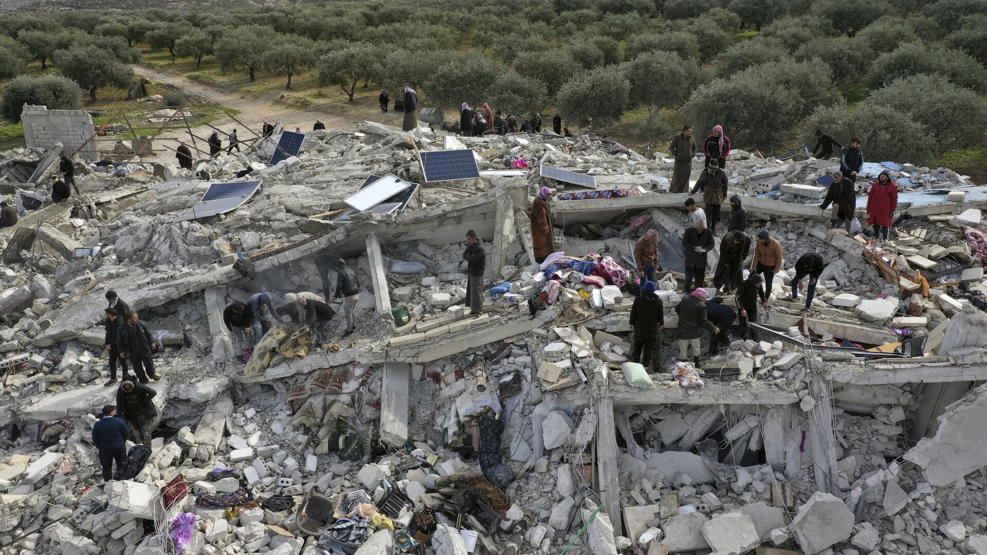 <p>Kahramanmaraş'ın Pazarcık ve Elbistan ilçelerinde meydana gelen<strong> 7.7 ve 7.6 şiddetindeki korkunç depremler</strong>in ardından Suriye'nin İdlib, Halep, Hama, Lazkiye ve Tartus illerinde de <strong>binlerce bina tuzla buz oldu, binlerce kişi hayatını kaybetti.</strong> 6 Şubat'ta meydana gelen korkunç depremlerin ardından ardından arama kurtarma çalışmaları ise devam ediyor.</p>