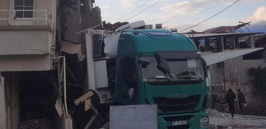 <p>Gazi Mahallesi, Şehit Murat Nuraydın Caddesi'nde bir apartman yıkıldı. </p>