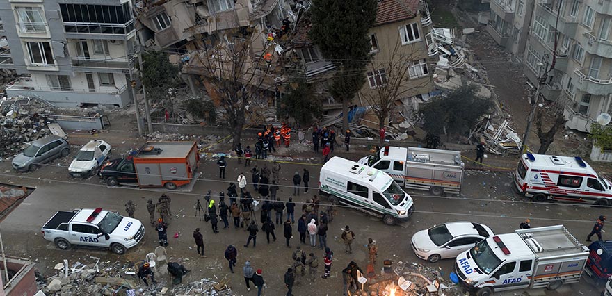 <p>11 ili vuran büyük depremde ölü sayısı 41 bini aştı.</p>