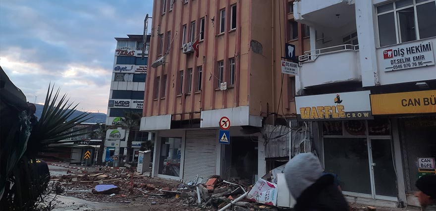 <p>İlk depremde 2 binadan 1 tanesinin yıkıldığı Hatay'ın Defne ilçesinde, dün akşam saatlerinde 6.4'lük bir deprem meydana geldi.</p>