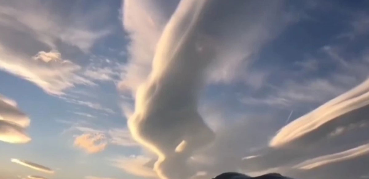 <p> Latince adı Altocumulus lenticularis olan mercek bulutu, 2.000 metre ile 5.000 metre arasındaki irtifada oluşur.</p>