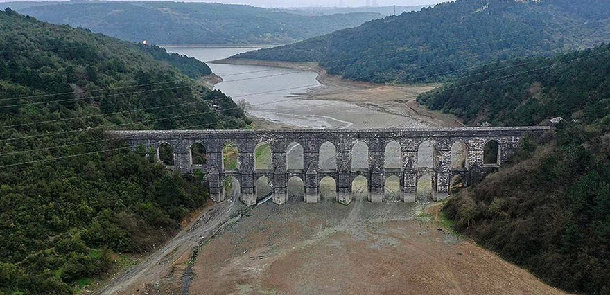 <h3>ÇOĞU BARAJ KRİTİK SEVİYENİN ALTINDA</h3><p>İstanbul'da baraj doluluk oranında son iki haftada artış gözlenirken megakente su sağlayan barajların birçoğunda su seviyesi kritik seviyenin altında kaldı.</p>