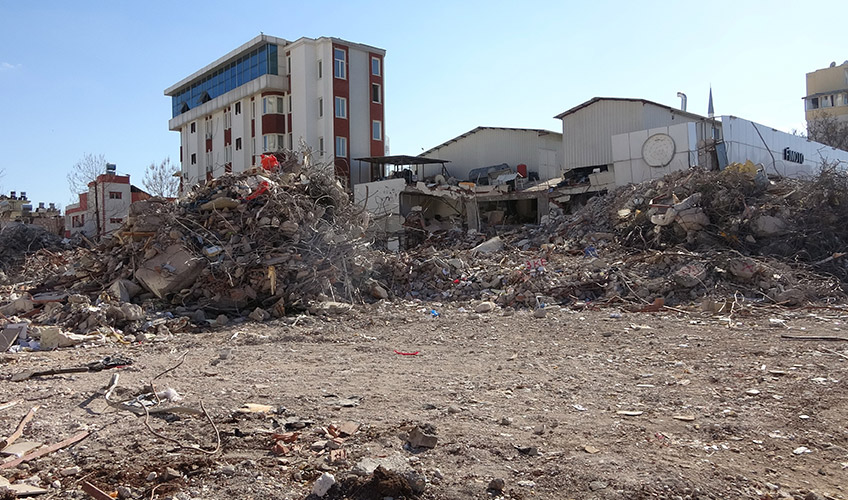 <p>Depremde yıkılan <strong>İsias Otel’de</strong> Kuzey Kıbrıs Türk Cumhuriyeti'nden voleybolcular ve tur rehberleri enkaz altında hayatını kaybetmişti. </p>