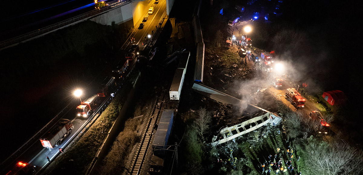 <p>Yunanistan’ın Larissa kentinin kuzeyinde yer alan Tempi bölgesinde bir yük treni ile yolcu treni kafa kafaya çarpıştı. </p>