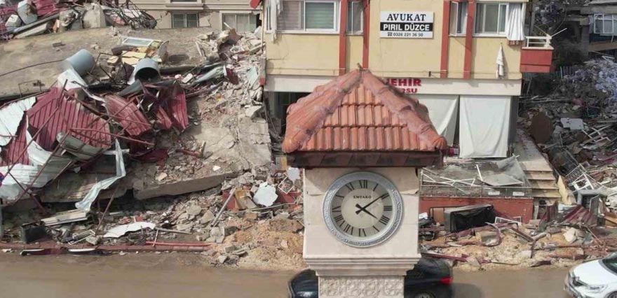 <p>Binlerce vatandaşımızın hayatını kaybettiği deprem bölgesinde zaman zaman artçı sarsıntılar da yaşanıyor.</p>