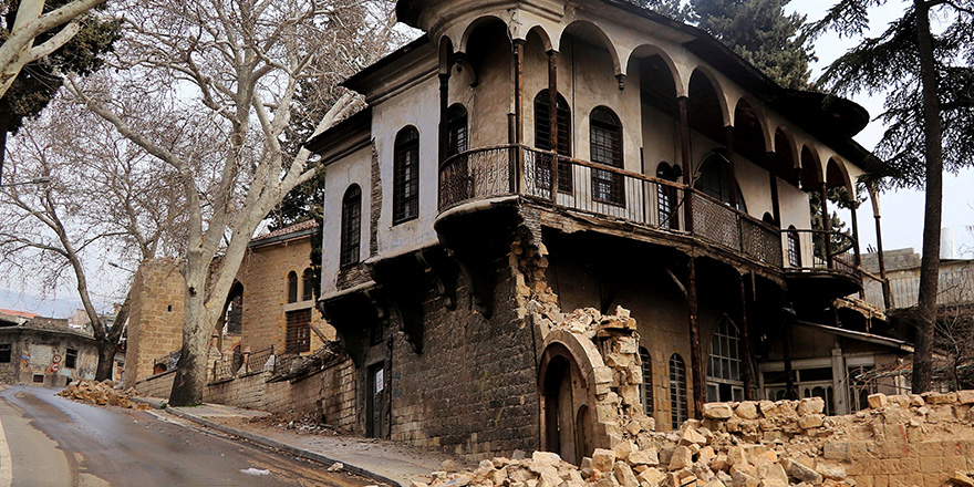 <p>Dulkadiroğlu ilçesi Turan Mahallesi Şeyh Cami enkazı yanında telefonla konuşan bir vatandaşın üzüntülü bekleyişi dikkat çekerken, bir başka fotoğraf karesinde ise enkazdan eşya kurtarmaya çalışan insanlar ve arkasında ise Abdülhamit Han Camii yer aldı.</p>